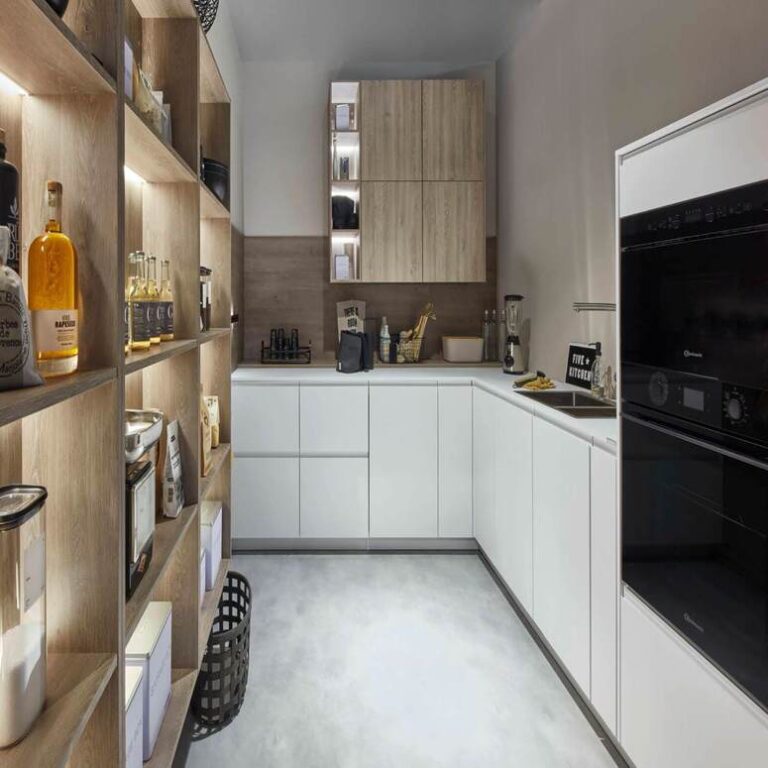 Moderne weiße Küche mit Hochschränken, Holzregal und schwarzen Einbaugeräten – Küche kaufen Jena